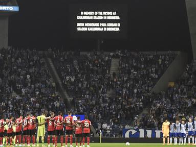 Tragedi Kanjuruhan yang menelan125 korban jiwa dari suporter Arema FC menyita perhatian publik internasional. Salah satunya adalah Liga Champions yang memberikan penghormatan terakhir kepada para korban dengan mengheningkan cipta satu menit sebelum pertandingan. (AFP/Miguel Riopa)
