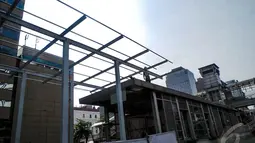 Pelebaran sejumlah halte Transjakarta di ruas Jalan Sudirman-Thamrin ini bertujuan untuk mengurangi kepadatan penumpang, Jakarta, Sabtu (6/9/2014) (Liputan6.com/Faizal Fanani)