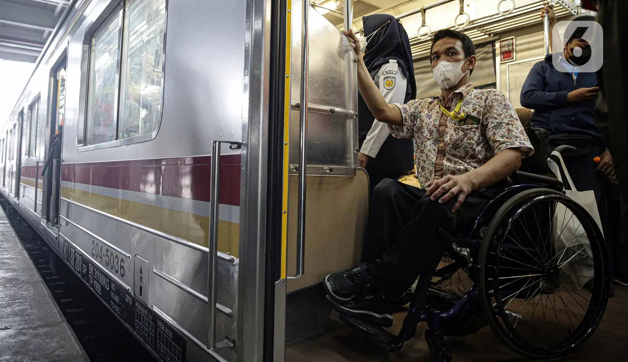 Penyandang disabilitas naik kereta di Stasiun Jatinegara, Jakarta, Jumat (3/12/2021). KAI Commuter mengajak pengguna transportasi dengan disabilitas untuk merasakan sarana dan prasarana perkeretaapian yang lebih aksesibel. (Liputan6.com/Faizal Fanani)