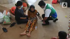 Paramedis memeriksa kesehatan pengungsi korban ledakan kilang minyak di Pendopo Kabupaten Indramayu, Senin (29/03/2021). Sekitar 900 warga saat ini mengungsi dari lima desa terdampak ledakan kilang minyak Balongan.  (merdeka.com/Arie Basuki)