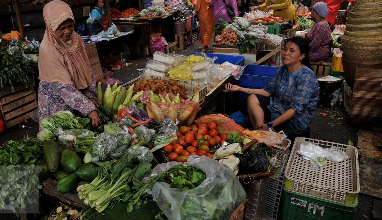 Seorang ibu memilih sayuran di Pasar Kebayoran Lama, Jakarta, Kamis (27/8/2015). Naiknya harga kebutuhan pokok membuat pembeli mengurangi pembelian bahan makanan hingga menyebabkan daya beli masyarakat turun. (Liputan6.com/Johan Tallo)