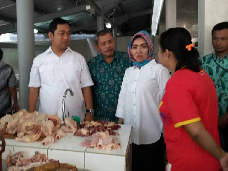 Wali Kota Semarang Hendrar Prihadi dan staf khusus Kemendag Eva Yuliana, memantau harga daging di Pasar Johar Semarang. (foto : Liputan6.com / edhie prayitno ige)