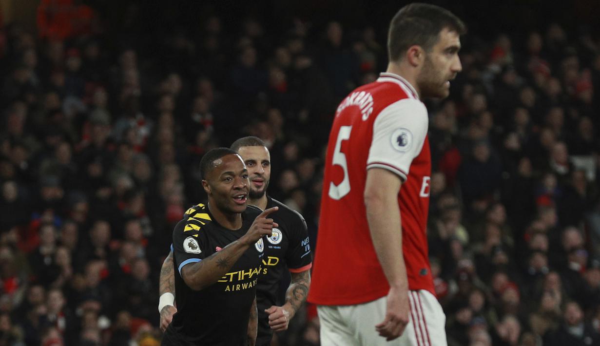 Penyerang Manchester City, Raheem Sterling berselebrasi usai mencetak gol ke gawang Arsenal pada pertandingan lanjutan Liga Inggris di di Stadion Emirates, London (15/12/2019). City menang telak atas Arsenal 3-0. (AP Photo/Ian Walton)