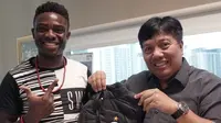 Direktur Utama Persija Jakarta, Gede Widiade, bersama striker anyar Persija Jakarta, Osas Saha. (Dok. Media Persija)