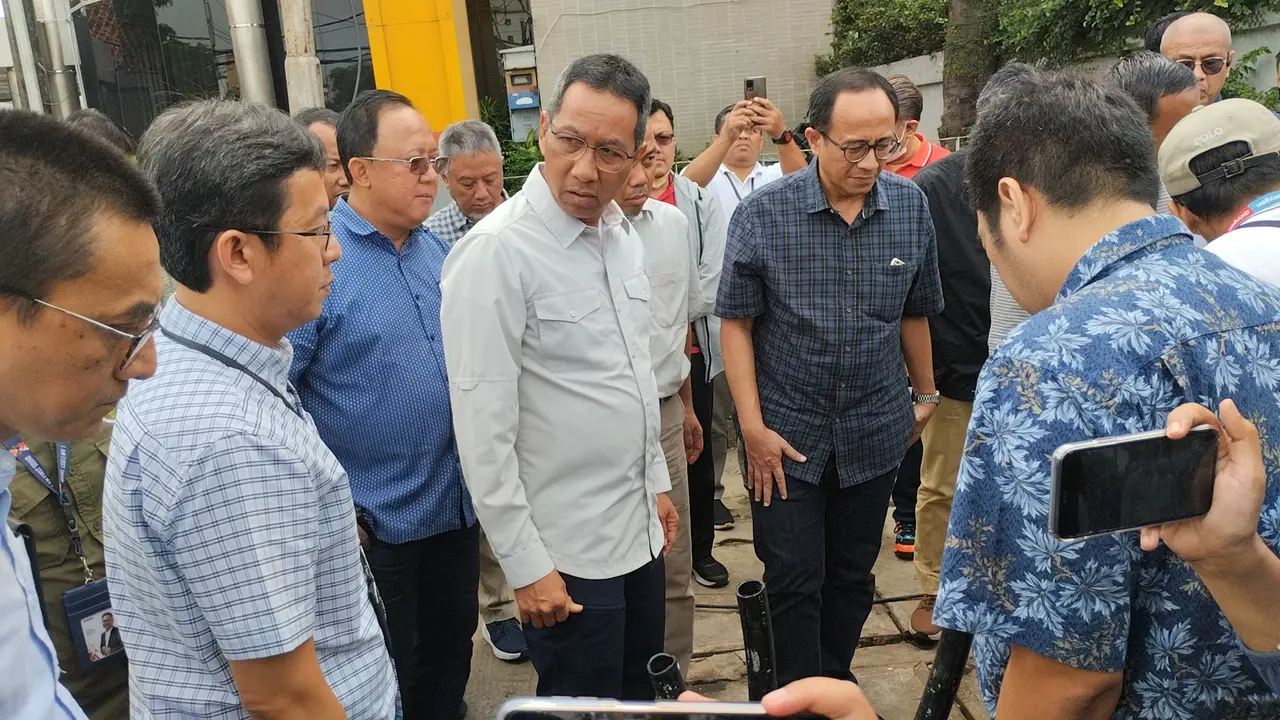 Penjabat (Pj) Gubernur DKI Jakarta Heru Budi Hartono meminta Asosiasi Penyelenggara Jaringan Telekomunikasi (Apjatel) memberikan sanksi kepada perusahaan operator jaringan utilitas di Ibu Kota yang bandel (Istimewa)