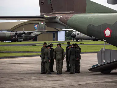 Anggota TNI AU berdoa sebelum mencari pesawat Sriwijaya Air SJ 182 di Lanud Halim Perdanakusuma, Jakarta, Minggu (10/1/2021). TNI AU memberangkatkan tiga alutsista untuk mencari Sriwijaya Air SJ 182 yang hilang kontak di sekitaran perairan Kepulauan Seribu. (Liputan6.com/Faizal Fanani)