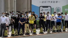 Orang-orang yang memakai masker mengantre di tempat pengujian virus corona COVID-19 pada hari ketiga tes massal untuk jutaan penduduk di Distrik Chaoyang, Beijing, China, 15 Juni 2022. (AP Photo/Mark Schiefelbein)