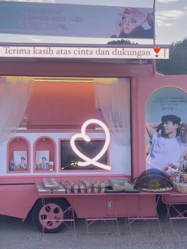 Park Bo Gum dapat kiriman food truck dari penggemar Indonesia. (Foto: Instagram Stories/bogummy)