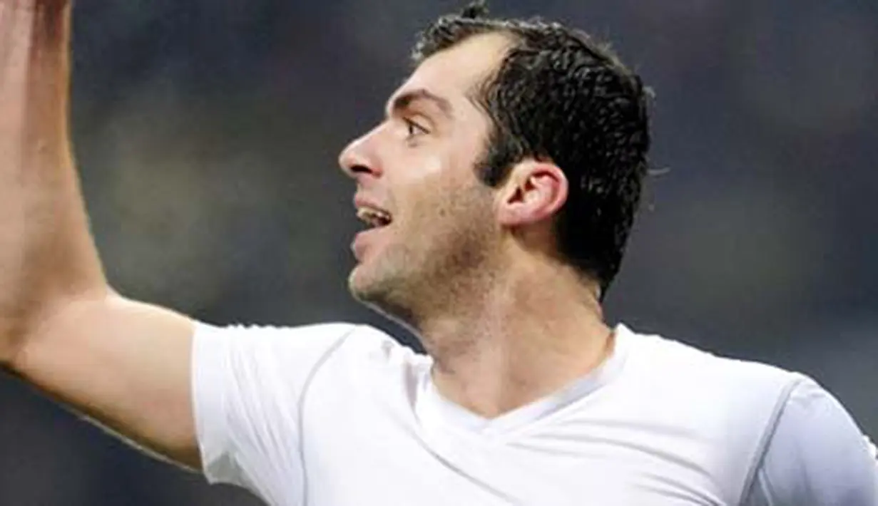 Selebrasi striker Inter Milan, Goran Pandev seusai mencetak gol kedua timnya ke gawang AC Milan dalam derby Della Madonnina yang digelar di San Siro Stadium, 24 Januari 2010. AFP PHOTO / DAMIEN MEYER 