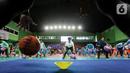 Siswa siswi Madrasah berlatih teknik dasar bola basket di GOR Bulungan Jakarta, Selasa (31/05/2022). Kementerian Agama (Kemenag) bekerja sama dengan National Basketball Association (NBA) menyelenggarakan workshop Jr. NBA Coaches Academy tatap muka pertama sejak tahun 2020. (Liputan6.com/Fery Pradolo)