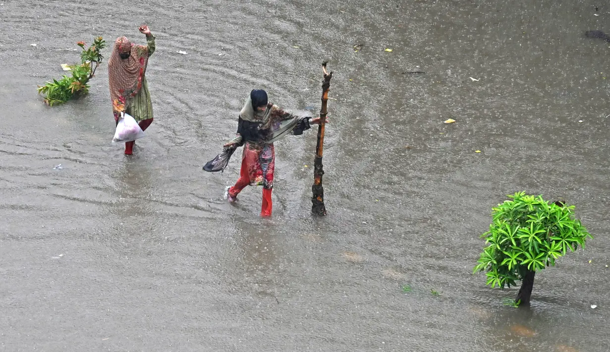 Namun, lebih dari 200 mm hujan tercatat di lebih dari selusin wilayah di seluruh kota. (AFP/Arif Ali)