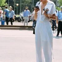 Meski kamu memiliki ukuran badan yang agak besar, kamu tetap terlihat menawan dengan jumpsuits. (via: Purewow.com)