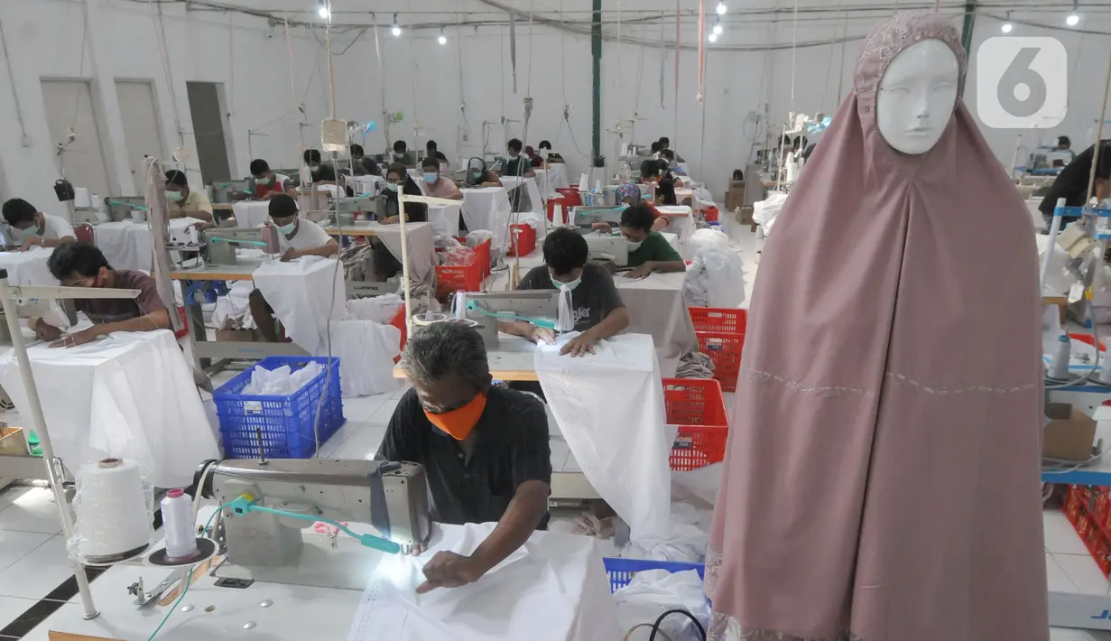 Pekerja menyelesaikan pembuatan mukena di pabrik busana muslim Siti Khadijah di kawasan Limo, Depok, Jawa Barat, Rabu (7/4/2021). Permintaan busana mukena di Siti Khadijah tersebut dipasarkan di tingkat lokal Indonesia dan internasional. (merdeka.com/Arie Basuki)