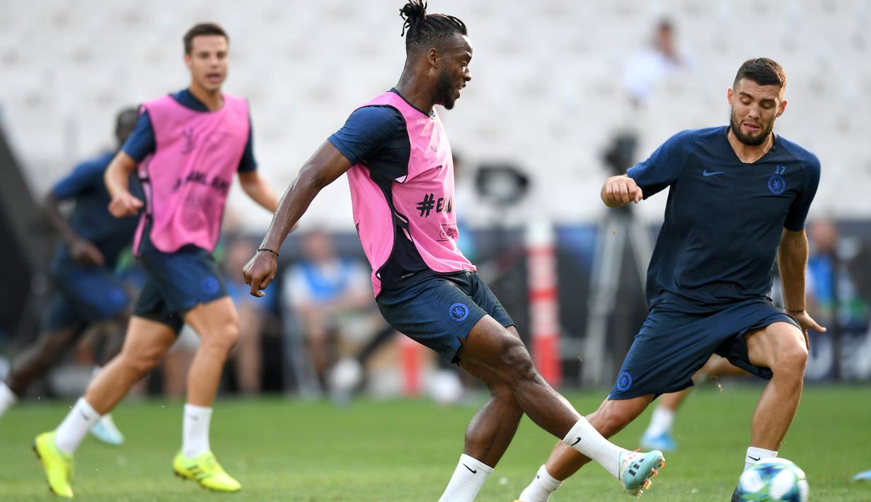 Penyerang Chelsea, Michy Batshuayi mengumpan bola selama sesi latihan di stadion Besiktas Park di Istanbul, Turki (13/8/2019). Chelsea akan bertanding melawan Liverpool dalam pertandingan Piala Super Eropa 2019 di Istanbul, Turki, Kamis (15/8/2019) dini hari WIB. (AFP Photo/Ozan Koze)