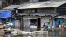 Genangan air akibat banjir rob masuk hingga ke permukiman warga, menyebabkan aktivitas masyarakat terganggu. Tampak dalam foto, anak-anak bermain saat air pasang membanjiri pemukiman mereka di Muara Baru, Jakarta, Sabtu 6 Desember 2025. (ADITYA IRAWAN/AFP)