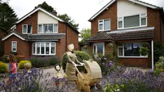 Sebuah orang-orangan sawah dari Pangeran George dan Putri Charlotte serta pengasuh mereka berdiri di sebuah taman saat Festival Scarecrow di Heather, Inggris, 28 Juli 2015. (REUTERS/Darren Staples)