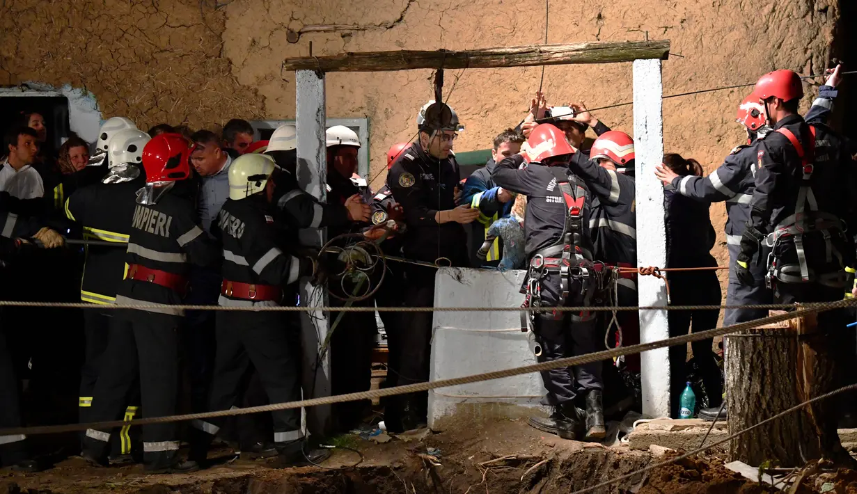 Bocah yang terjatuh ke dalam sumur sedalam 16 meter berhasil diselamatkan, Rumania, Selasa (25/4). Bocah malang tersebut mengalami hipotermia akibat terjebak dalam sumur selama 10 jam.  (AFP PHOTO/DANIEL MIHAILESCU)
