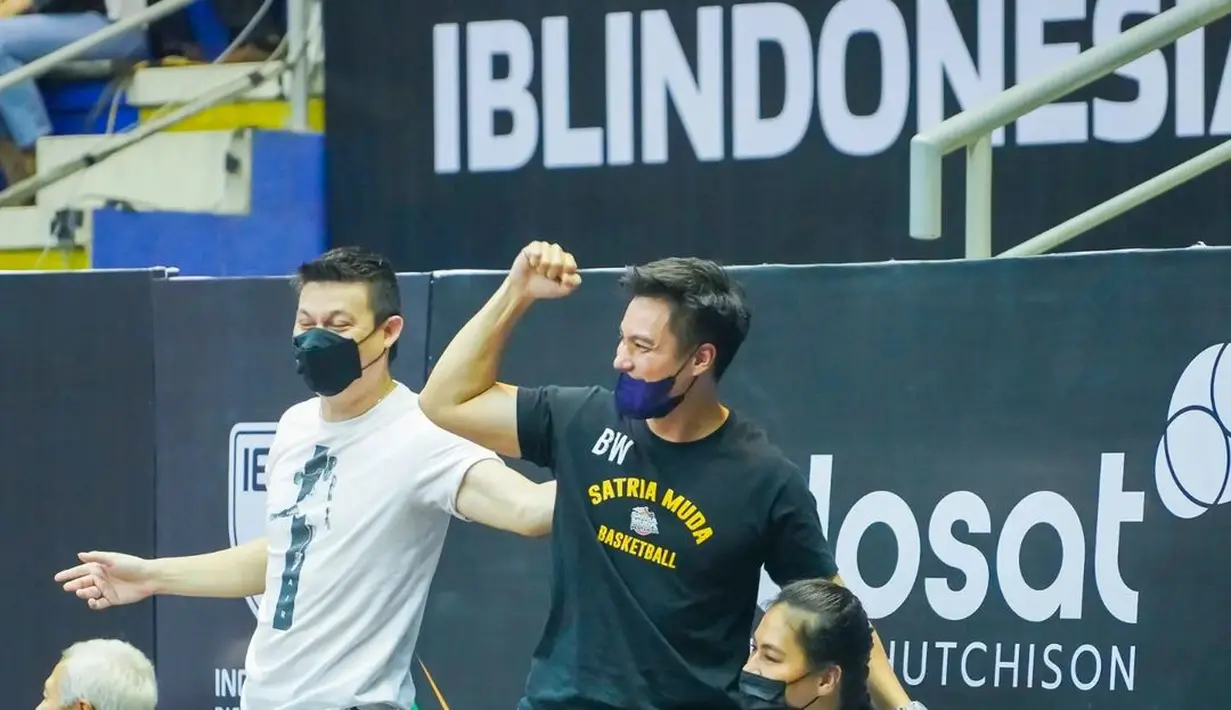 Baim Wong bahagia ditemani istri tercinta di babak final IBL 2022. “Ditemenin si cantik nihh nonton Final IBL,” tulis bintang film Bebas di akun Instagram terverifikasinya, kemarin. Terkait tim lawan, Baim Wong menggambarkan, “Pelita Jaya tim yang kuat banget. Persahabatan di luar pertandingan insyaallah selalu kejaga.” Kemenangan tak membuatnya lupa pada semangat sportivitas. (Foto: Instagram @baimwong).