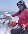 Bersama anak pertamanya,&nbsp;Nadi Djiwa Anggara, Nadine tampak sedang di pantai mengenakan baju renangnya. Nadine memerlihatkan baby bumpnya dengan baju renang pink.&nbsp; (@nadinelist)