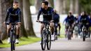 Pemain Timnas Belanda, Mohamed Ihattaren dan Owen Wijndal, bersepeda saat sesi latihan jelang laga UEFA Nations League di Zeist, Belanda, Selasa (1/9/2020). Belanda akan berhadapan dengan Polandia. (Photo by Koen van Weel / ANP / AFP)