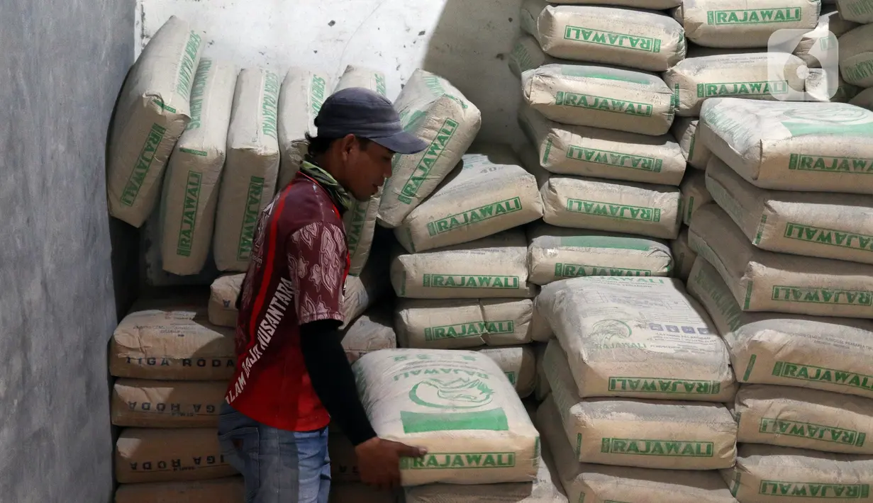 Pekerja merapikan tumpukan semen di toko bangunan Cahaya Makmur, Depok, Jawa Barat, Kamis (15/9/2022). Harga bahan bangunan mengalami kenaikan terkait kenaikan harga bahan bakar minyak (BBM) bersubsidi. (Liputan6.com/Herman Zakharia)