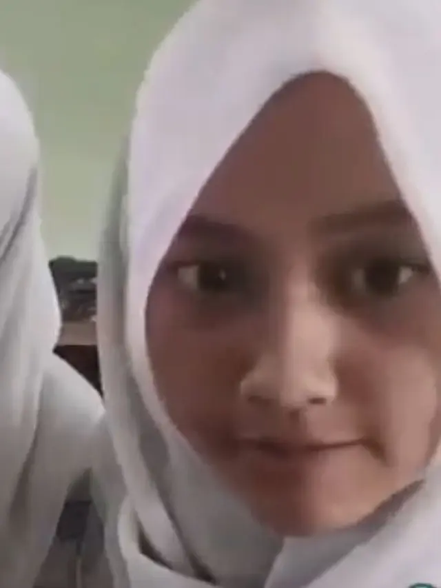 5 Potret Happy Asmara Pakai Hijab Warna Putih, Aura Terpancarkan