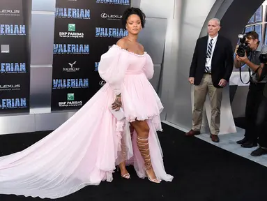 Rihanna menghadiri pemutaran perdana "Valerian and The City of a Thousand Planets" di Los Angeles, 17 Juli 2017. Biasa tampil dengan gaun-gaun provokatif, Rihanna kali ini memilih sesuatu yang feminin, manis, dan dramatis. (Jordan Strauss/Invision/AP)