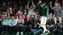 Pebasket Boston Celtics, Kyrie Irving, merayakan kemenangan atas Indiana Pacers pada laga NBA di TD Garden, Boston, Kamis (10/1). Celtics berhasil menang 135-108 atas Pacers. (AP/Maddie Meyer)