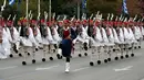 Pasukan pengawal presiden meramaikan parade memperingati Hari Kemerdekaan Yunani di Athena, Minggu (25/3). Parade ini menandai dimulainya perang oleh Yunani untuk memperoleh kemerdekaan dari kesultanan Utsmaniyah pada tahun 1821. (AP/Yorgos Karahalis)