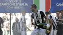 Bek Juventus, Leonardo Bonucci merayakan gelar juara Liga Italia usai pertandingan melawan Crotone di Juventus Stadium, Turin, (21/5). Bagi Juveventus, ini merupakan scudetto ke-33 atau yang keenam secara beruntun. (AP Photo/Antonio Calanni)