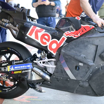 Momen KTM mencoba motor 850cc yang dipersiapkan untuk MotoGP 2027. (X/KTM)