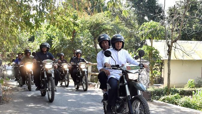 Presiden Jokowi membonceng Gubernur NTG TGB Zainul Majdi meninjau korban gempa Lombok.