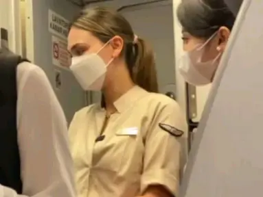 Luna Maya bersama pramugari Super Air Jet, lain melakukan pengecekkan tiket dan mempersilakan penumpang masuk ke dalam pesawat. (FOTO: instagram.com/pramugarisuperairjet)