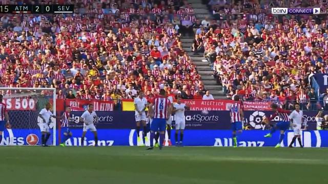 Striker Atletico Madrid, Antoine Griezmann, cetak gol tendangan bebas ala David Beckham. This video presented by Ballball.