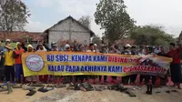 petani garam di Sampang membatalkan aksi demo di Suramadu, mereka menggantinya dengan doa bersama. (liputan6.com/MUsthofa Aldo)