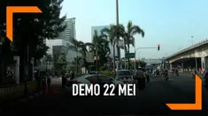 Polisi menutup akses lalu lintas dari jalan S Parman menuju ke KS Tubun, Jakarta Barat.