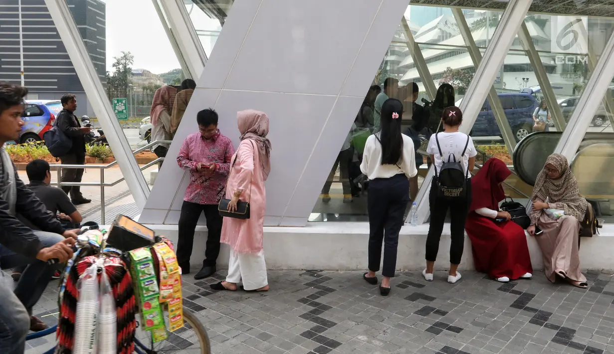Penumpang menunggu untuk masuk Stasiun MTR Bendungan Hilir saat terjadi pamadaman listrik di wilayah Jabodetabek, Jakarta, Minggu (4/8/2019). Hingga kini PLN masih terus berupaya untuk memperbaiki gangguan yang menyebabkan pemadaman listrik. (Liputan6.com/JohanTallo)