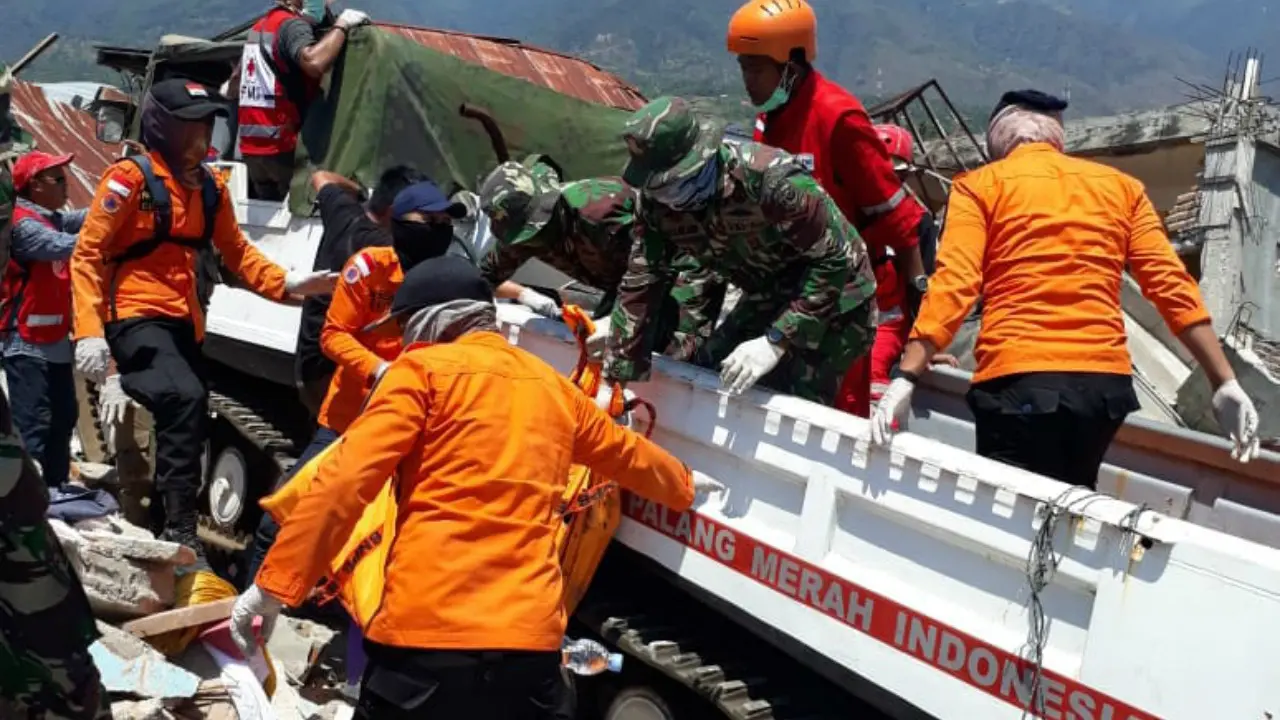 Relawan PMI tengah mencari korban gempa Palu dan Donggala
