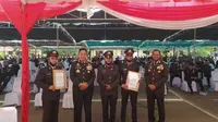 Foto: Kapolda NTT Irjen Pol Hamidin dan Wakapolda Brigjen Pol Johannes Asadoma pose bersama polisi teladan peraih penghargaan dari Kapolri (Liputan6.com/Ola Keda)