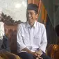 KH Abdul Aziz Mansyur bersama Presiden Joko Widodo (sumber: @Muhaiminlskandr)