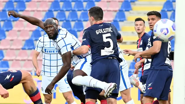 FOTO: Satu Genggaman Inter Milan di Trofi Liga Italia usai Bungkam Crotone