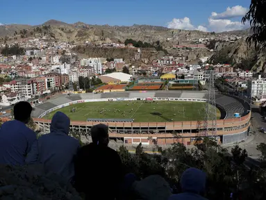 Sejumlah warga menyaksikan latihan Timnas Argentina jelang laga Kualifikasi Piala Dunia 2022 di La Paz, Bolivia, Senin (12/10/2020). Argentina akan berhadapan dengan Bolivia. (AP Photo/Juan Karita)