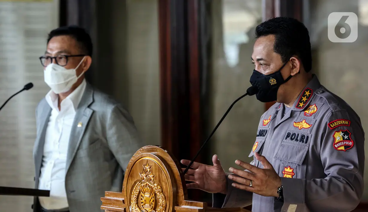 Kabareskrim Polri Komjen Pol Listyo Sigit Prabowo (kanan) bersama Ketua Komisi III DPR RI Herman Hery (kiri) menyampaikan keterangan pers usai mengikuti uji kelayakan dan kepatutan calon Kapolri di Lobi Nusantara II, Kompleks Parlemen, Jakarta, Rabu (20/1/2021). (Liputan6.com/Johan Tallo)