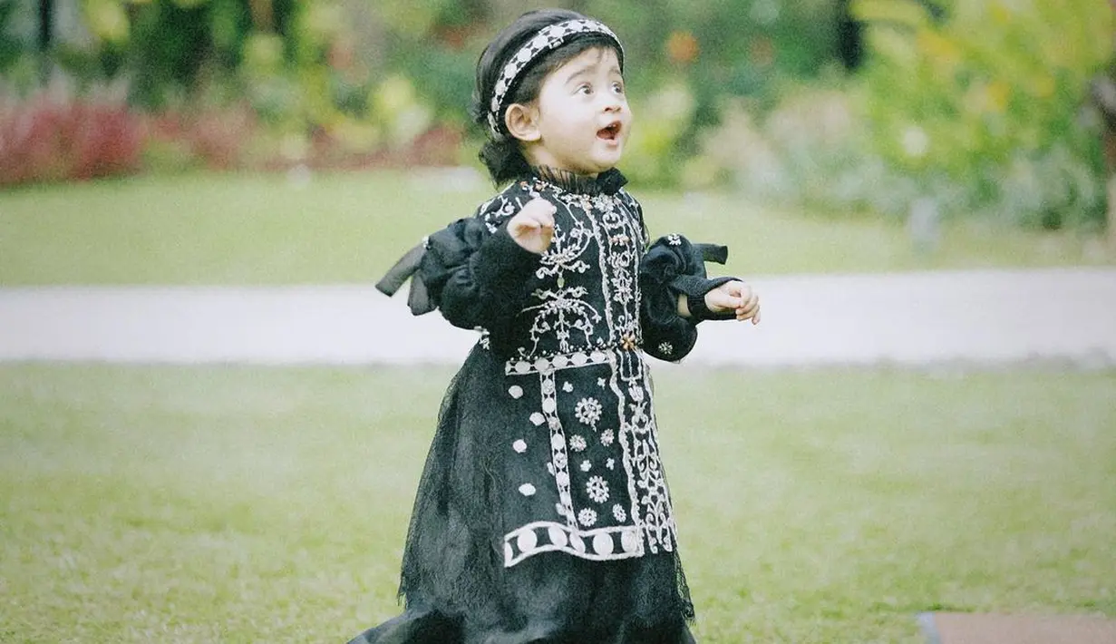 Perhatian netizen juga tertuju pada Baby Guzel yang mengenakan dress senada dengan sang mama.