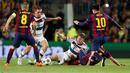 Aksi antara pemain Barcelona dan Bayern Muenchen. (AP Photo/Manu Fernandez)