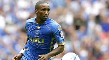 Jermain Defoe of Portsmouth runs the ball during the FA Community Shield between Manchester United and Portsmouth at Wembley Stadium in London on August 10, 2008. AFP PHOTO/IAN KINGTON