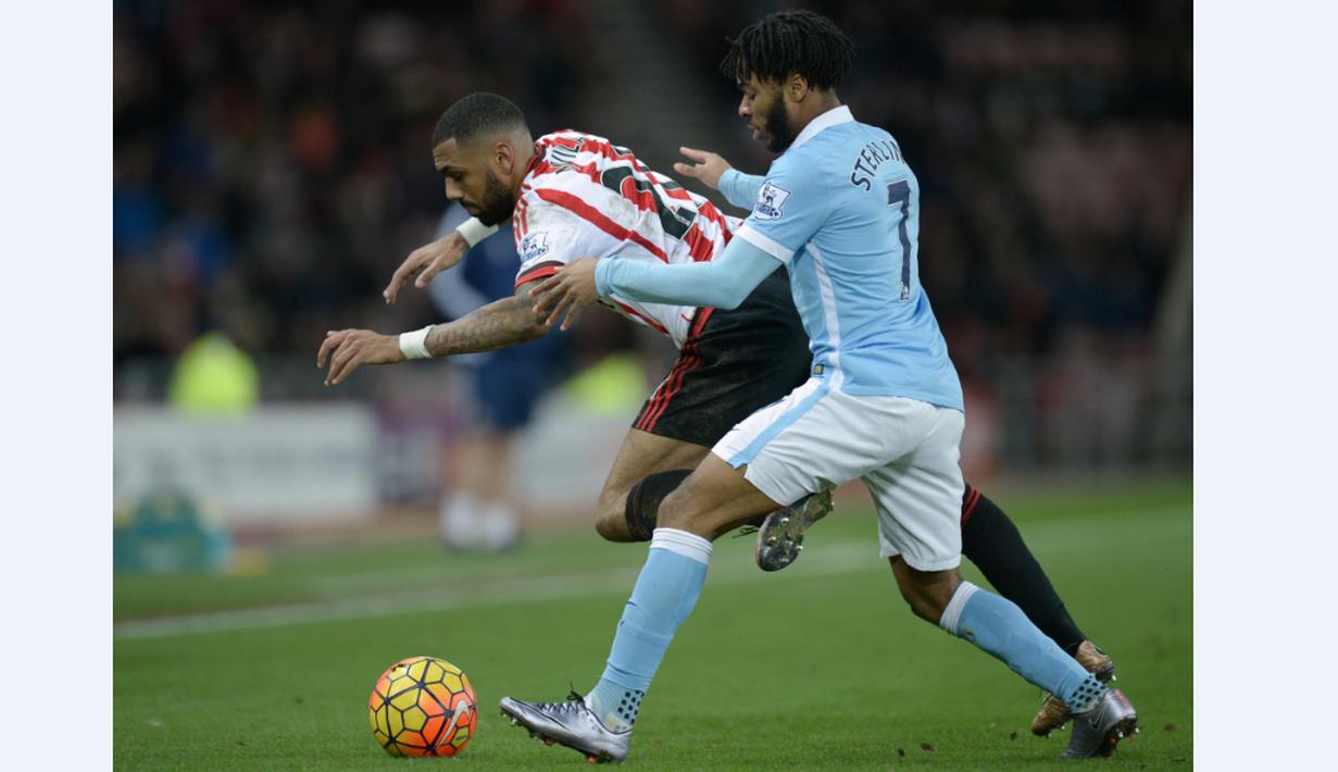 Pemain Manchester City, Raheem Sterling (kanan), berebut bola dengan pemain Sunderland, Yann M'vila, dalam lanjutan Liga Inggris di Stadium of Light, Sunderland, Rabu (3/2/2016) dini hari WIB. (AFP/Oli Scarff)