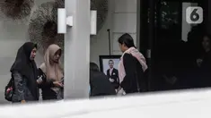 Kerabat saat berada di rumah duka almarhum Ashraf Sinclair di kawasan Pejaten Barat IV, Jakarta, Selasa (18/2/2020). Suami Bunga Citra Lestari, Ashraf Sinclair, meninggal dunia di usia 40 tahun diduga akibat serangan jantung pada Selasa 18 Februari 2020 pukul 3.40 pagi. (Liputan6.com/Faizal Fanani)