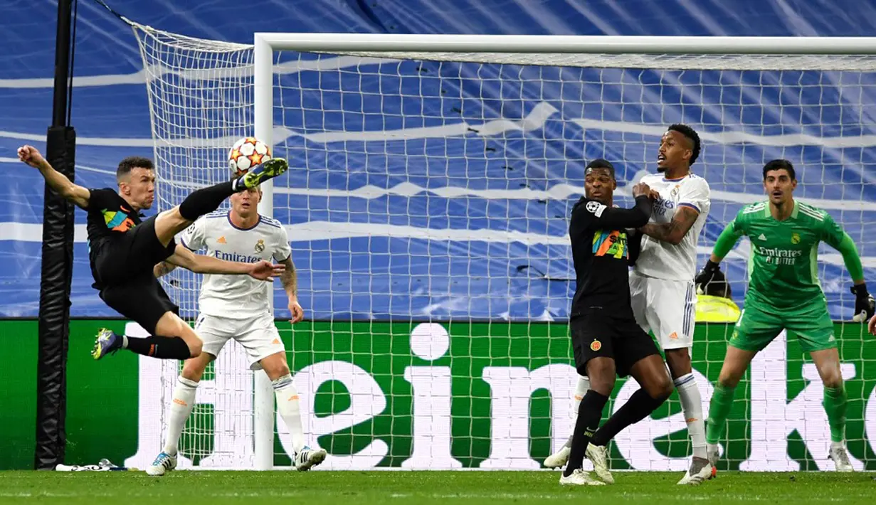Pemain Inter Milan Ivan Perisic (kiri) menendang bola ke gawang Real Madrid pada pertandingan sepak bola Grup D Liga Champions di Stadion Santiago Bernabeu, Madrid, Spanyol, 7 Desember 2021. Real Madrid menang 2-0. (OSCAR DEL POZO/AFP)