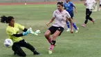 Pemain Timnas putri Indonesia, Zahra Muzdalifah (kedua kiri) saat latih tanding melawan tim putri Persib di Stadion Madya, Kompleks Gelora Bung Karno, Jakarta, Kamis (13/1/2022). Latih tanding ini persiapan untuk berlaga di ajang Piala Asia Wanita 2022. (Liputan6.com/Helmi Fithriansyah)